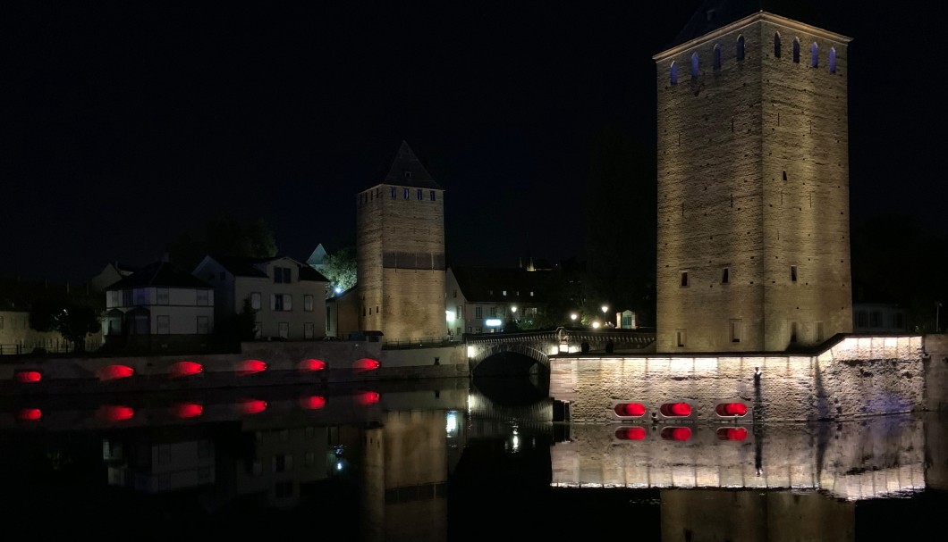 Straßburg Elsass Frankreich - Ponts Couverts bei Nacht